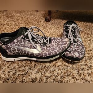 Nike Leopard print tennis shoes (size 8)